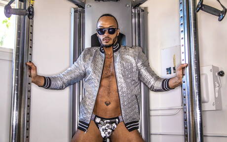 Der schwarze harte Kerl Dillon Diaz zeigt einen muskulösen Körper