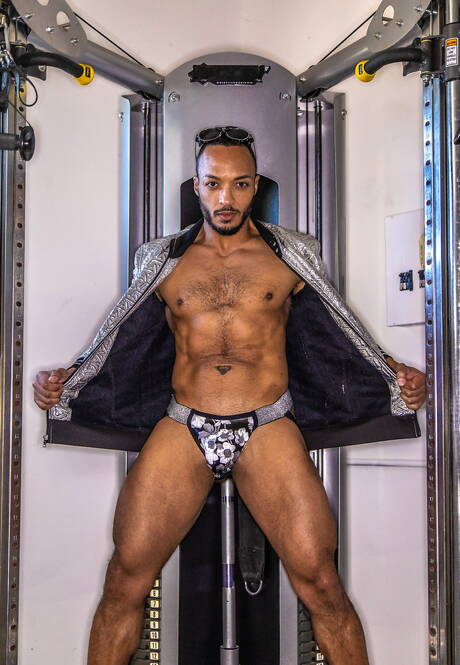 Der schwarze harte Kerl Dillon Diaz zeigt einen muskulösen Körper