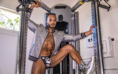 Der schwarze harte Kerl Dillon Diaz zeigt einen muskulösen Körper