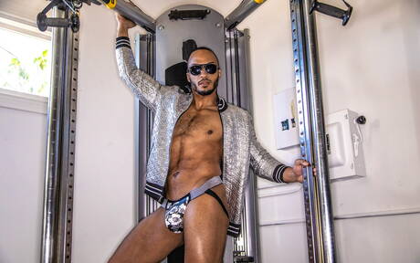 Der schwarze harte Kerl Dillon Diaz zeigt einen muskulösen Körper