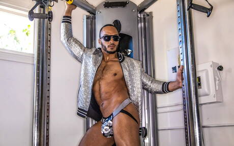 Der schwarze harte Kerl Dillon Diaz zeigt einen muskulösen Körper