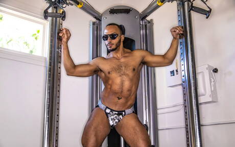 Der schwarze harte Kerl Dillon Diaz zeigt einen muskulösen Körper