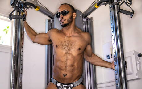 Der schwarze harte Kerl Dillon Diaz zeigt einen muskulösen Körper