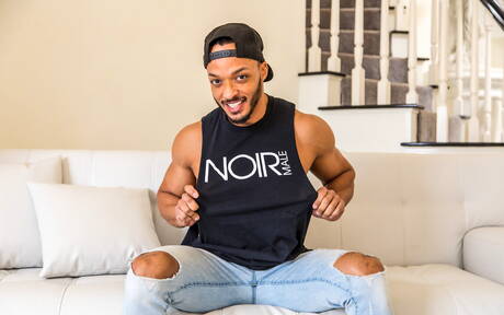 Der gut gebaute Ebenholz-Dillon Diaz posiert nackt und zeigt einen schönen Hintern am Pool