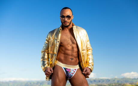 Der gut gebaute Ebenholz-Dillon Diaz posiert nackt und zeigt einen schönen Hintern am Pool