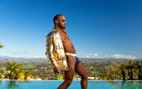 Der gut gebaute Ebenholz-Dillon Diaz posiert nackt und zeigt einen schönen Hintern am Pool