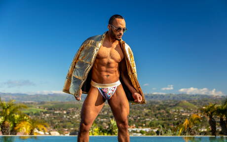 Der gut gebaute Ebenholz-Dillon Diaz posiert nackt und zeigt einen schönen Hintern am Pool