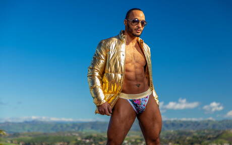 Der gut gebaute Ebenholz-Dillon Diaz posiert nackt und zeigt einen schönen Hintern am Pool