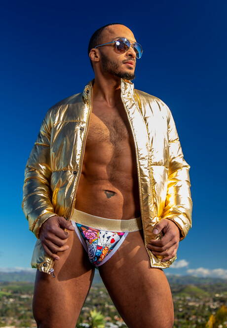 Der gut gebaute Ebenholz-Dillon Diaz posiert nackt und zeigt einen schönen Hintern am Pool