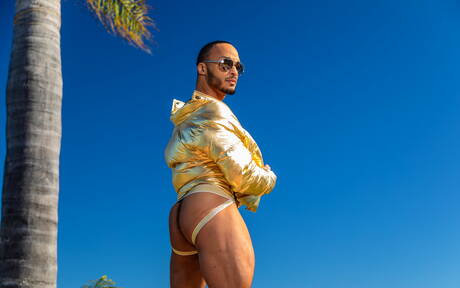 De goed gebouwde ebony Dillon Diaz poseert naakt en laat zijn mooie kont zien bij het zwembad