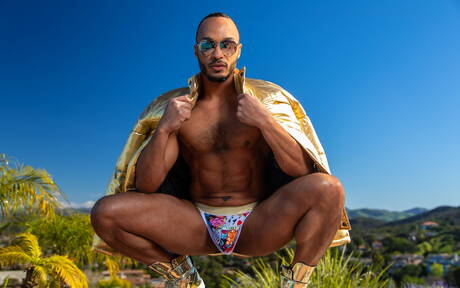 Der gut gebaute Ebenholz-Dillon Diaz posiert nackt und zeigt einen schönen Hintern am Pool