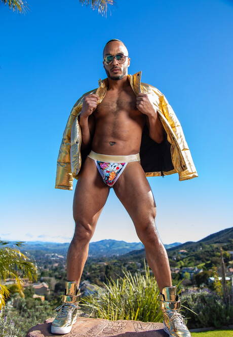 Der gut gebaute Ebenholz-Dillon Diaz posiert nackt und zeigt einen schönen Hintern am Pool