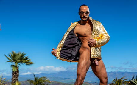 Der gut gebaute Ebenholz-Dillon Diaz posiert nackt und zeigt einen schönen Hintern am Pool