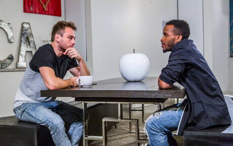 Der hübsche Amerikaner Pheonix Fellington mit seinem gut gebauten Körper und der haarige Hengst Max Adonis beim Schwarz-Weiß-Sex