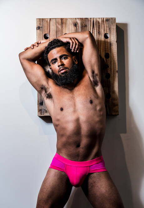 Latino-hengst Nic Sahara en gespierde West neuken na interraciaal pikzuigen