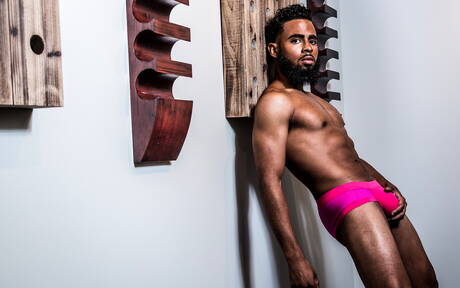 Latino-hengst Nic Sahara en gespierde West neuken na interraciaal pikzuigen