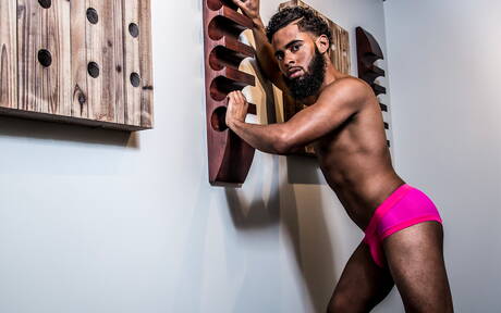 Latino-hengst Nic Sahara en gespierde West neuken na interraciaal pikzuigen