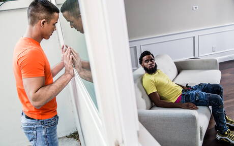 Latino-hengst Nic Sahara en gespierde West neuken na interraciaal pikzuigen