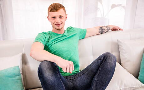 De gespierde kerel Marquee D. Angelo en de Amerikaanse hengst Zach Covington in hete interraciale anale neukactie buiten