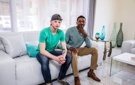 De gespierde kerel Marquee D. Angelo en de Amerikaanse hengst Zach Covington in hete interraciale anale neukactie buiten