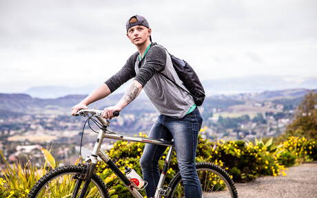 De gespierde kerel Marquee D. Angelo en de Amerikaanse hengst Zach Covington in hete interraciale anale neukactie buiten