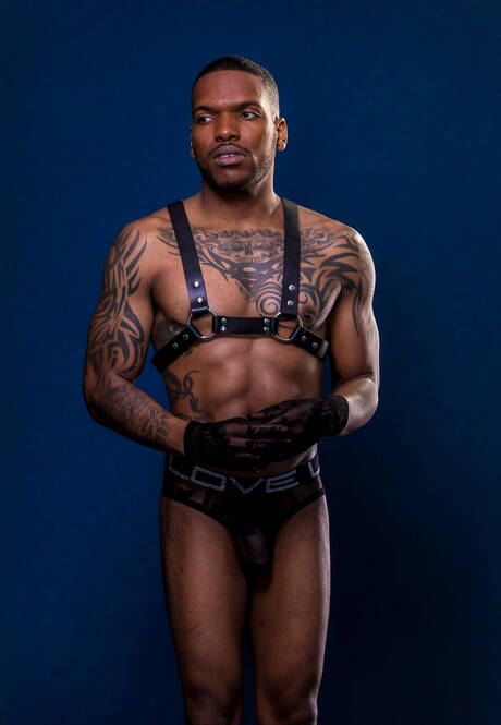 Ebbenhouten husky-man Aaron Reese toont een perfect lichaam