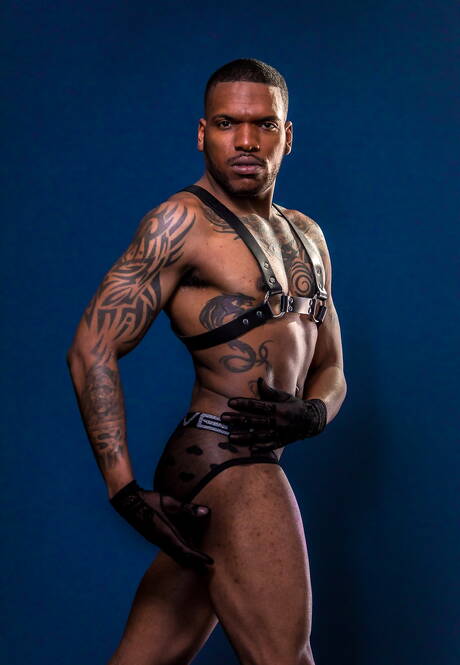 Ebbenhouten husky-man Aaron Reese toont een perfect lichaam