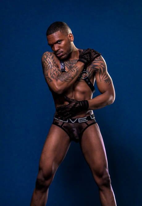 Ebbenhouten husky-man Aaron Reese toont een perfect lichaam