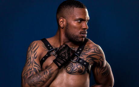 Ebbenhouten husky-man Aaron Reese toont een perfect lichaam