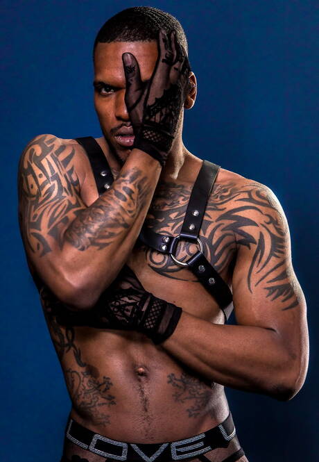 Noir Male: Ebony husky guy Aaron Reese shows a perfect body