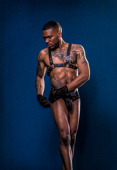 Ebbenhouten husky-man Aaron Reese toont een perfect lichaam