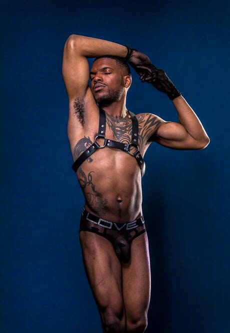 Ebbenhouten husky-man Aaron Reese toont een perfect lichaam