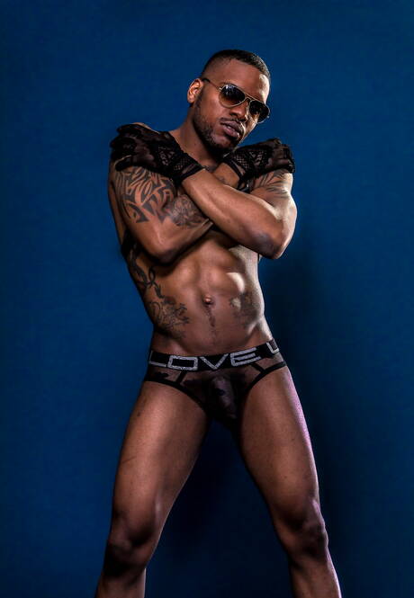 Ebony husky guy Aaron Reese shows a perfect body