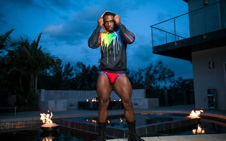 De goed gebouwde ebbenhouten Deangelo Jackson toont een sterk lichaam bij het zwembad