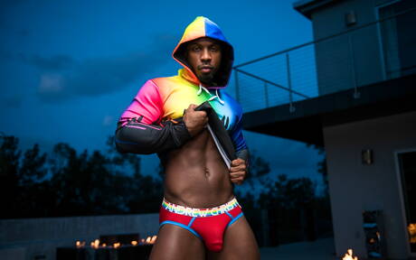 De goed gebouwde ebbenhouten Deangelo Jackson toont een sterk lichaam bij het zwembad