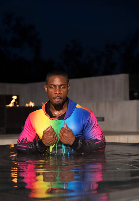 De goed gebouwde ebbenhouten Deangelo Jackson toont een sterk lichaam bij het zwembad