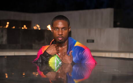 De goed gebouwde ebbenhouten Deangelo Jackson toont een sterk lichaam bij het zwembad