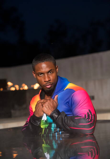 De goed gebouwde ebbenhouten Deangelo Jackson toont een sterk lichaam bij het zwembad