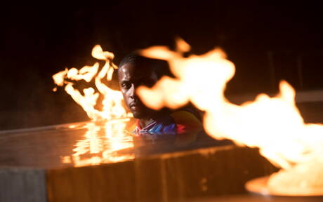 De goed gebouwde ebbenhouten Deangelo Jackson toont een sterk lichaam bij het zwembad