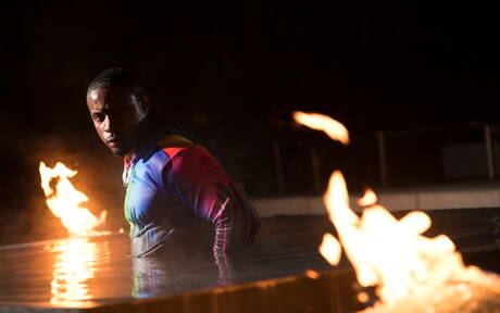 De goed gebouwde ebbenhouten Deangelo Jackson toont een sterk lichaam bij het zwembad