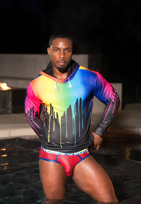 De goed gebouwde ebbenhouten Deangelo Jackson toont een sterk lichaam bij het zwembad