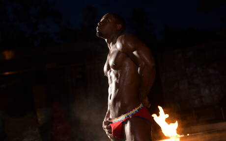 De goed gebouwde ebbenhouten Deangelo Jackson toont een sterk lichaam bij het zwembad