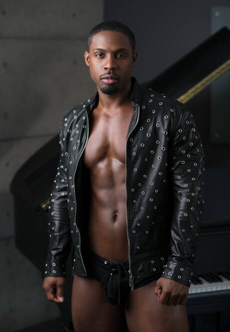 De goed gebouwde ebbenhouten Deangelo Jackson heeft een stevig lichaam