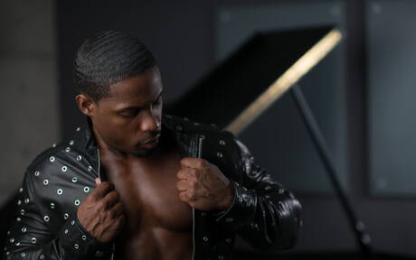 黒檀のたくましい体格のデアンジェロ・ジャクソンがたくましい体を披露