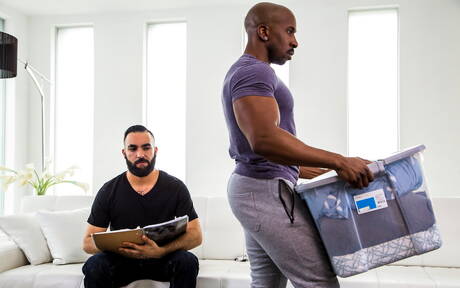 El fuerte toro de ébano Max Konnor y Zaddy tienen un buen sexo interracial