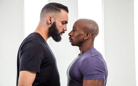 El fuerte toro de ébano Max Konnor y Zaddy tienen un buen sexo interracial