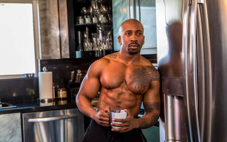 Sexy Amerikanen, de goed gebouwde Phoenix Fellington en de stier Max Konnor neukten elkaar in de keuken