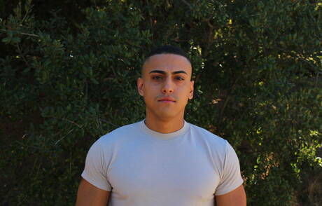 O musculoso asiático Marco mostra um corpo robusto ao ar livre