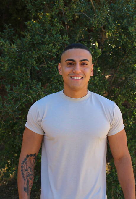 O musculoso asiático Marco mostra um corpo robusto ao ar livre