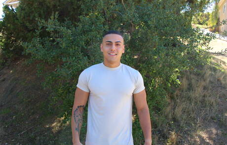 O musculoso asiático Marco mostra um corpo robusto ao ar livre